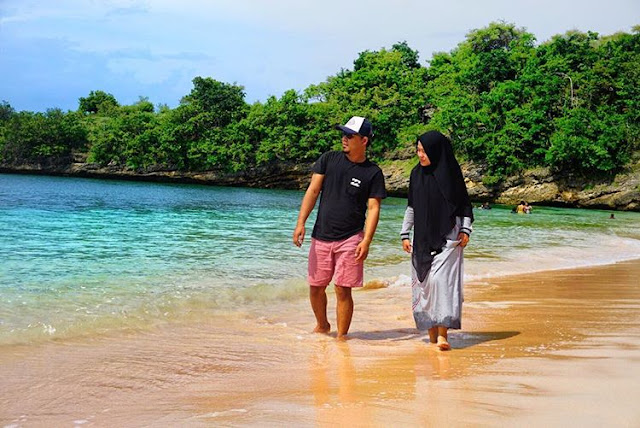 Romantis menyusuri keindahan pantai Pink Lombok, sumber ig @donieardi11