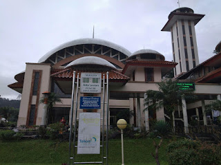 Tempat wisata Puncak Cipanas mesjid attaaun