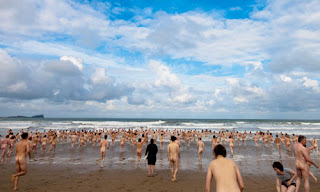 Orang Bugil di Pantai Pecahkan Rekor