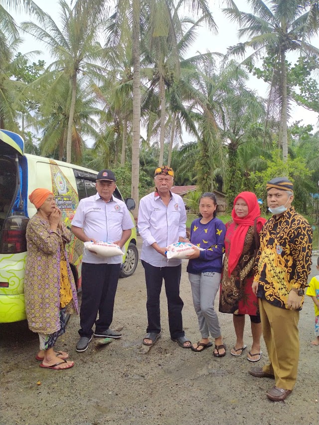 DPD Pujakesuma Batu Bara Berbagi ke Warga Terdampak Banjir Luapan Air Sungai di Dusun VII Desa Gambus Laut 