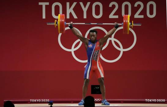 Zacarías Bonnat gana primera medalla para RD en Tokio; plata en halterofilia