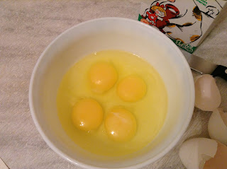 разбитые яйца в миске для омлета