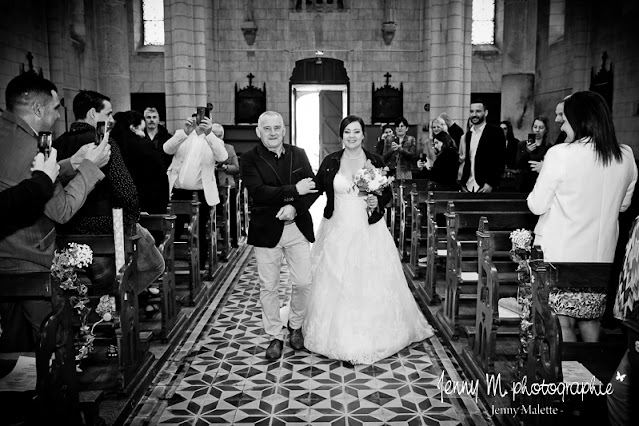 photo noir et blanc entrée de la mariée dans l'église