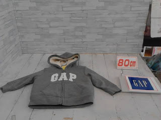 中古品　子供服　８０㎝　GAP　グレー　ジップアップパーカー　５９８ 円