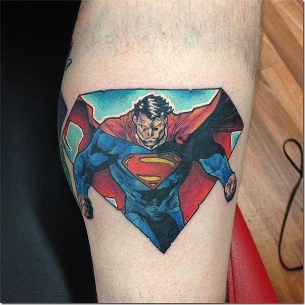 tatuaje-de-superman-a-color-en-el-brazo