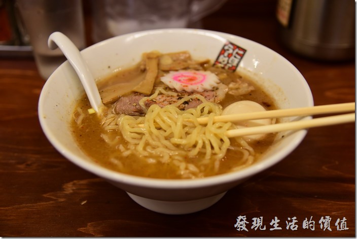 日本-玉五郎拉麵本町店。另外，這裡的拉麵應該是雞蛋麵，與一般台灣吃到的細拉麵不太一樣，麵條Q彈有嚼勁，好像是日本本地拉麵的特色，總之工作熊覺得不難吃就是了。