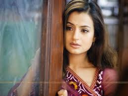 Amisha Patel sexy hot pics Bollywood female actress hd wallpaper download ... Amisha patel cute photo cleavage show with beautiful smileA
