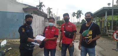 Keterangan foto: Pengurus SERBUK PT SRM menyerahkan surat kepada Pimpinan PT MHP dan TEL terkait berbagai pelanggaran yang dilakukan oleh PT SRM