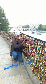 Tempat Menarik di Paris Pont De Art Kunci Lock Bridge