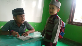 pendidikan-agama-sekolah-sore-anak-mengaji-di-kampung-TPQ