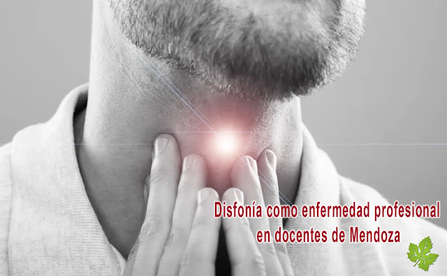 Fotografía con un docente masculino con disfonía