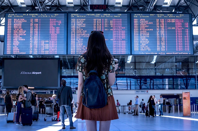 Ragazza all'aeroporto