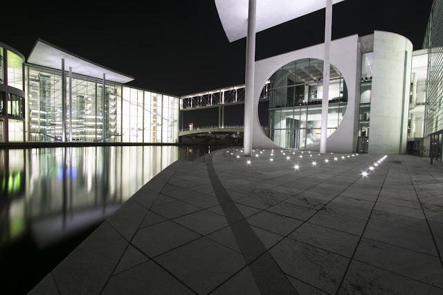 Retro del Bundestag di notte-Berlino
