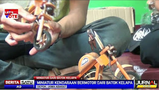 Published on Mar 15, 2014. Seorang warga di Depok, Jawa Barat, mengubah batok kelapa menjadi barang perhiasan yang unik dan cantik. Batok kelapa bisa dijadikan miniatur kendaraan bermotor.