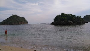 Info wisata  Wisata Pantai Gatra di Malang, Pesona Pantai Yang Masih Alami Di Malang