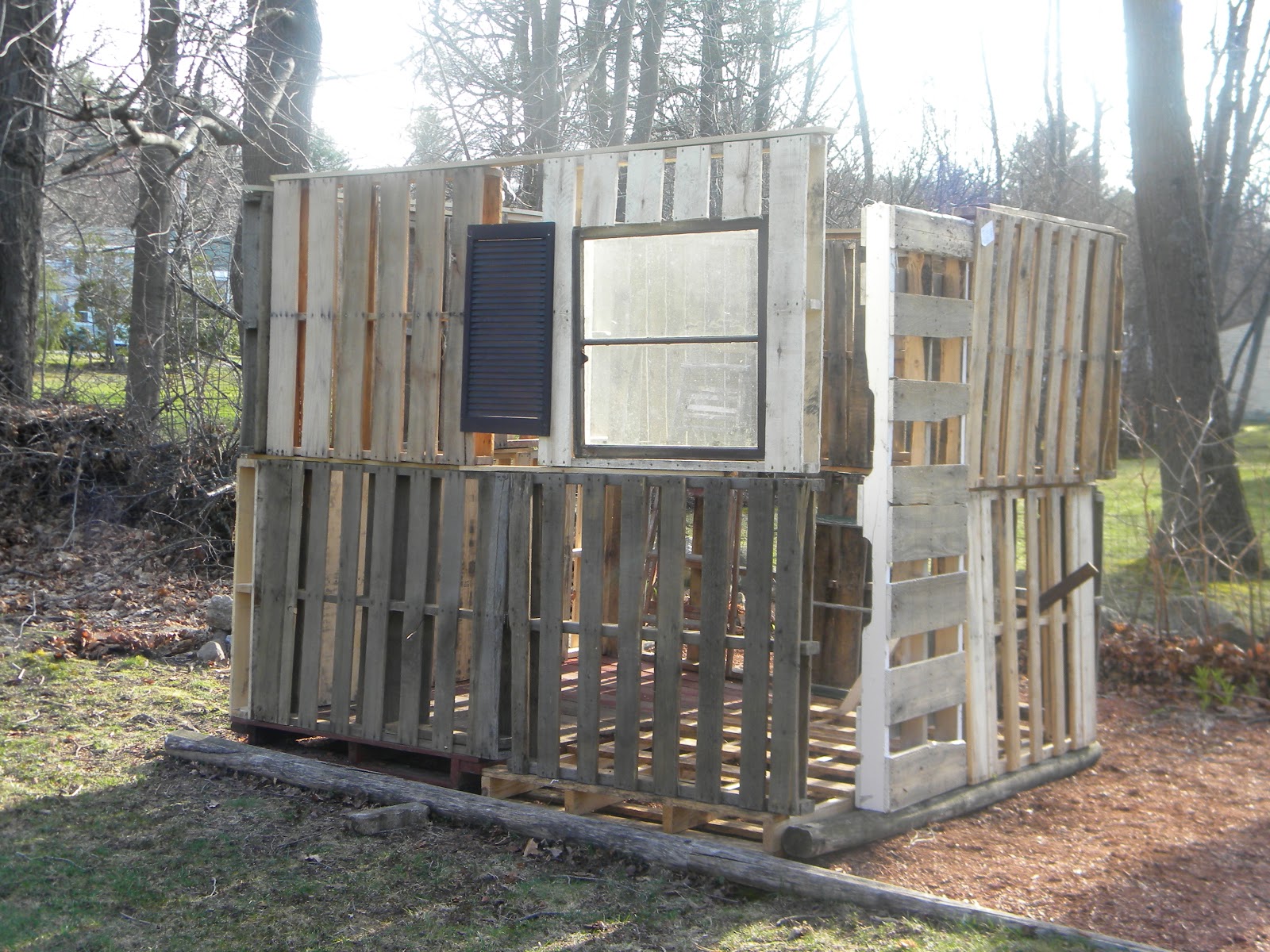 Tao Hill: Pallet chicken coop aka Fort Suess