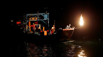 NELAYAN MENANGKAP IKAN DENGAN API