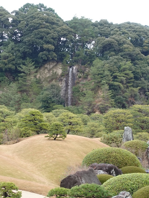 足立美術館の亀鶴の滝