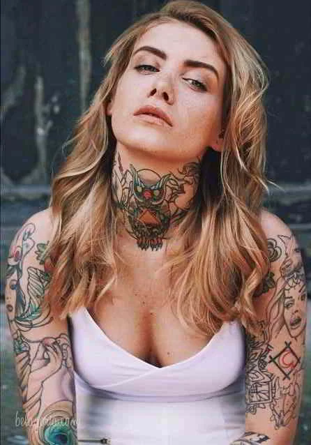 Un tatuaje en el cuello muy espectacular