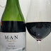 Um vinho que tem uma ótima experiência inicial, mas que enfrequece um tanto com o decorrer dos goles... bebendo MAN Family Wines Skaapveld W.O. Coastal Region Shiraz 2017