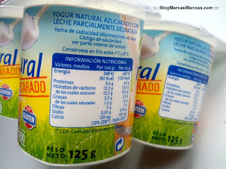 Información nutricional del yogur natural azucarado Hacendado.