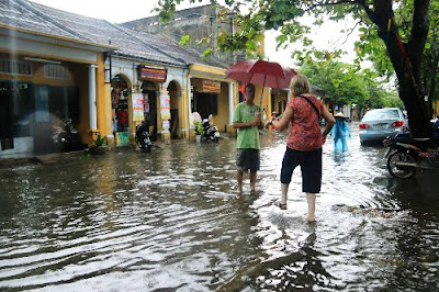 Từ chiều 12/9, nhiều tuyến đường ở phố cổ Hội An đã bị ngập do mưa lớn. Ảnh: Đ.X