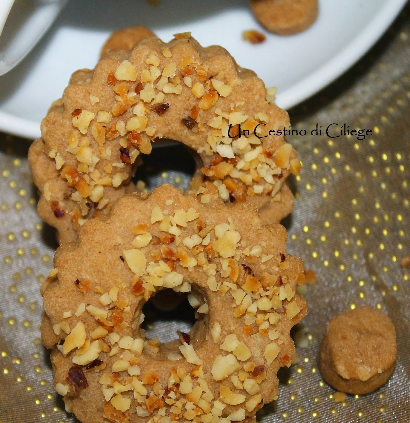 http://uncestinodiciliege.blogspot.it/2014/12/biscotti-alle-nocciole.html