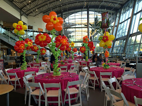  Hawaii party with hibiscus flower balloon centerpiece