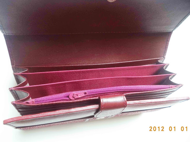 http://paridjogja.com/dompet-wanita/dompet-wanita-kulit-pari-lipat-tiga-merah-maroon.html