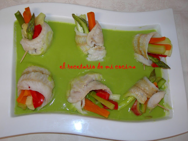 rollitos de merluza con crema de guisantes