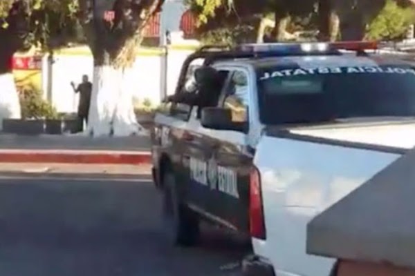 Policía estatal dispara contra inconformes con el gasolinazo en Nogales 