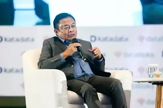 Observers say Ririek Adriansyah is worthy of continuing his position as Telkom CEO.
