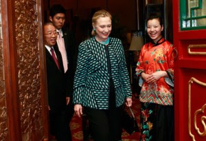 Hillary Clinton llega a China para participar de un diálogo económico bilateral