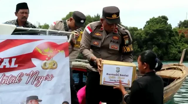 Polsek Bintan Timur Berbagi Paket Sembako di Laut kepada Warga Suku Laut di Desa Air Glubi