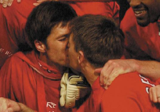 Hier ein tolles Bild von Steven Gerrard und Xabi Alonso harhar