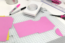 http://danipeuss.blogspot.com/2016/07/sommerliches-minibook-mit-den-augustkit.html
