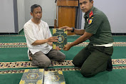 Serdik Adrian Nasution Sespimmen Angkatan ke 62 pokjar IX Bagikan Kitab Suci Al Qur'an kepada pengurus Masjid di Lembang Gresik