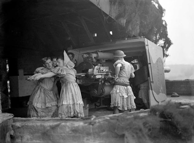 Soldados británicos vestidos de mujeres durante la Segunda Guerra Mundial