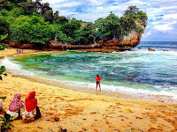 Pesona Pantai Batu Bengkung Menyuguhkan Sunset Menakjubkan di Malang