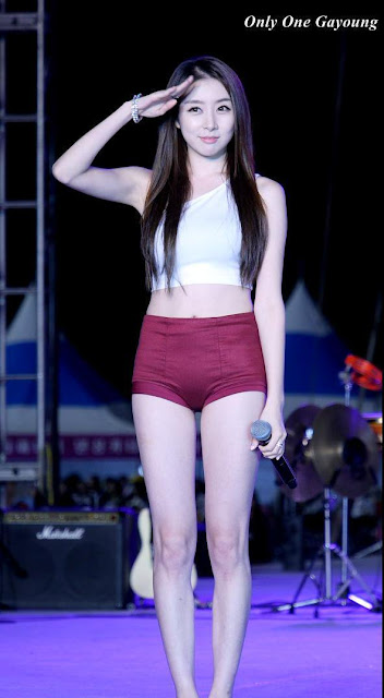 Netizens Compliment This Idol s Slender Legs Daily K Pop 