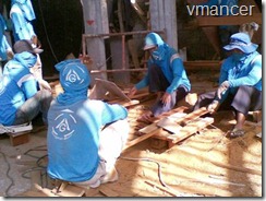 pemotongan bilah kayu besi untuk atap sirap