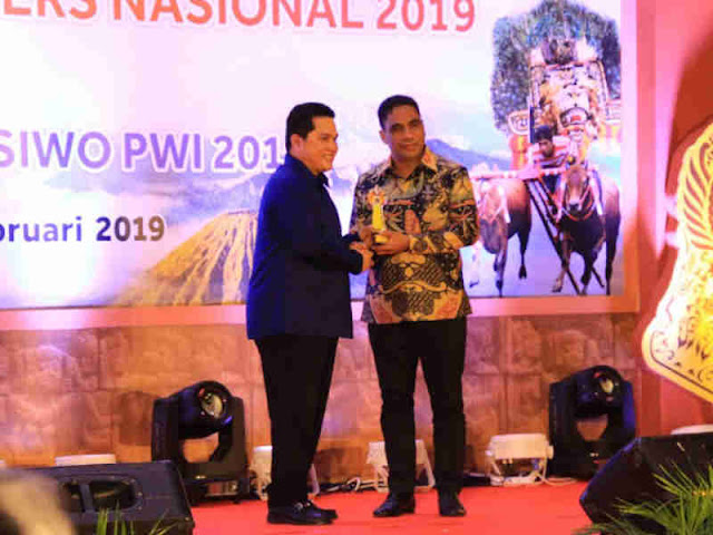 Ini Alasan Lukas Enembe Raih Golden Award SIWO PWI