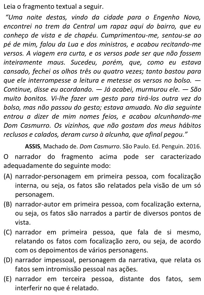 O narrador do fragmento acima pode ser caracterizado adequadamente do seguinte modo