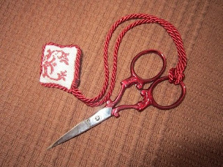 alfiletero, bordado, broderie, point croix, punto cruz, needle case, cross stitch, fob, carterita tijeras, scissors case, pochette ciseaux, biscornu, labores, accesorios costura