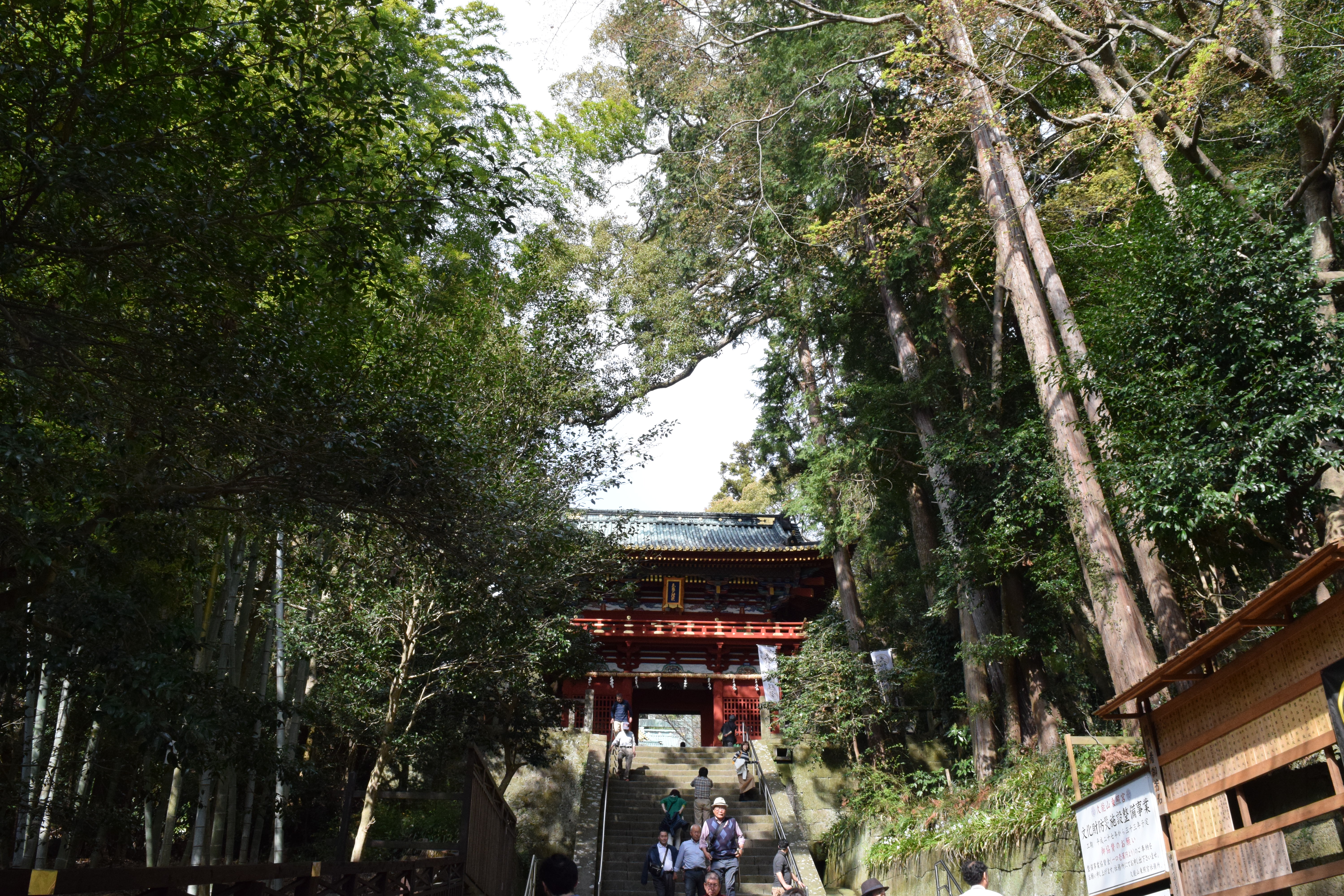 The entrance to Kunozan Toshogu shrine in Shizuoka prefecture. An imposing gate stands at the top of some stone steps.