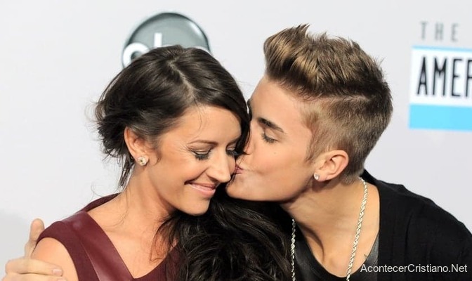 Justin Bieber dando un beso a su madre