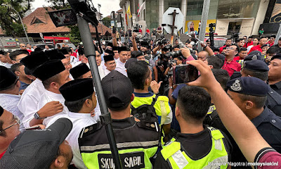 <img src=https://fazryan87.blogspot.com".jpg" alt="Pemuda BN demo di Kedutaan AS, bantah tindakan Jocelyn Chia perlekeh Malaysia">