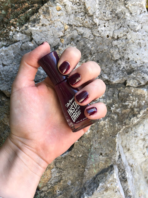 Manikúra s lakom Sally Hansen v odtieni Zip Wine