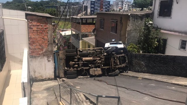 Caminhão tomba na Estrada das Barreiras