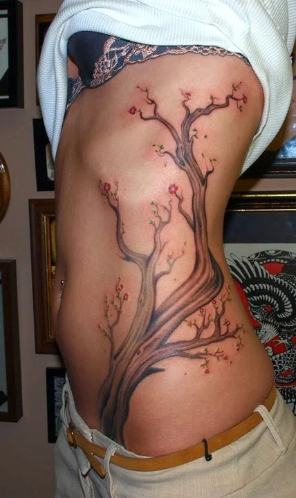 vemos a una chica que luce un tatuaje de arbol